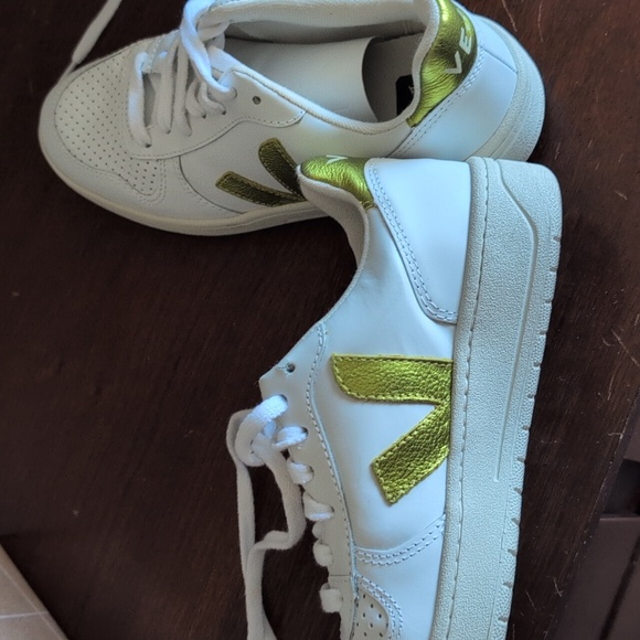 Veja sneakers White and metallic green size us 6 Euro 37 only worn 3x - Picture 2 of 7